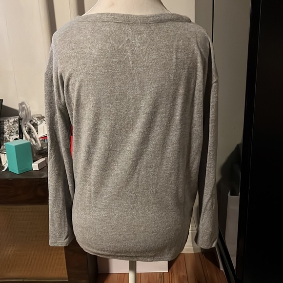 Chaser small lightweight sweatshirt grey with a dark gray heart in the middle - Picture 3 of 3